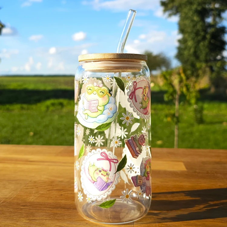 Szklany kubek 550  ml z pokrywką i słomką - zaczytana słodka żabka w pastelowych kolorach - pocichutku.pl