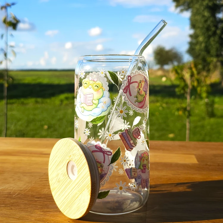 Szklany kubek 550  ml z pokrywką i słomką - zaczytana słodka żabka w pastelowych kolorach - pocichutku.pl