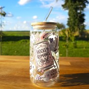 Szklany kubek 550  ml z pokrywką i słomką - hokejowy romans w pastelowych kolorach - pocichutku.pl