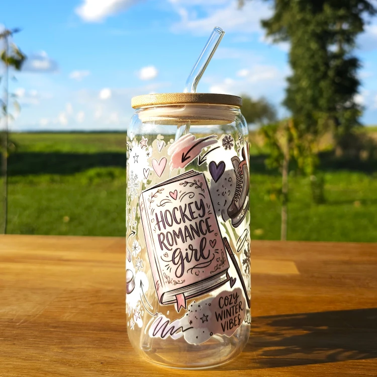 Szklany kubek 550  ml z pokrywką i słomką - hokejowy romans w pastelowych kolorach - pocichutku.pl