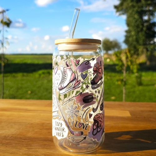 Szklany kubek 550  ml z pokrywką i słomką - hokejowy romans w pastelowych kolorach - pocichutku.pl