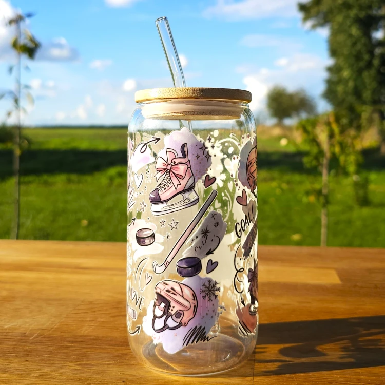 Szklany kubek 550  ml z pokrywką i słomką - hokejowy romans w pastelowych kolorach - pocichutku.pl