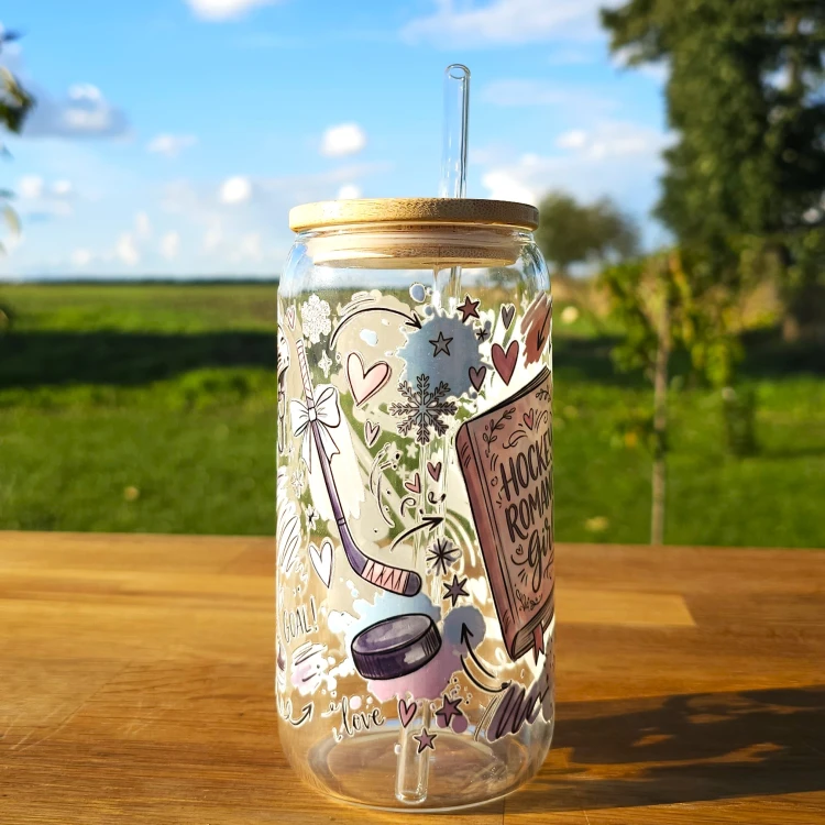 Szklany kubek 550  ml z pokrywką i słomką - hokejowy romans w pastelowych kolorach - pocichutku.pl