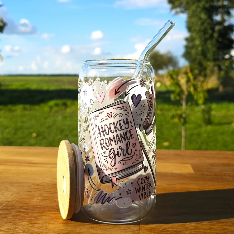 Szklany kubek 550  ml z pokrywką i słomką - hokejowy romans w pastelowych kolorach - pocichutku.pl