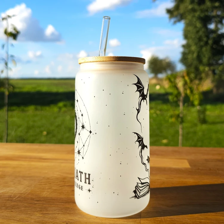 Szklany kubek 550  ml z pokrywką i słomką - Fourth wing czwarte skrzydło - pocichutku.pl