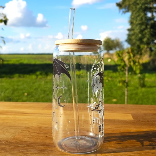 Szklany kubek 550  ml z pokrywką i słomką - Fourth wing czwarte skrzydło - pocichutku.pl