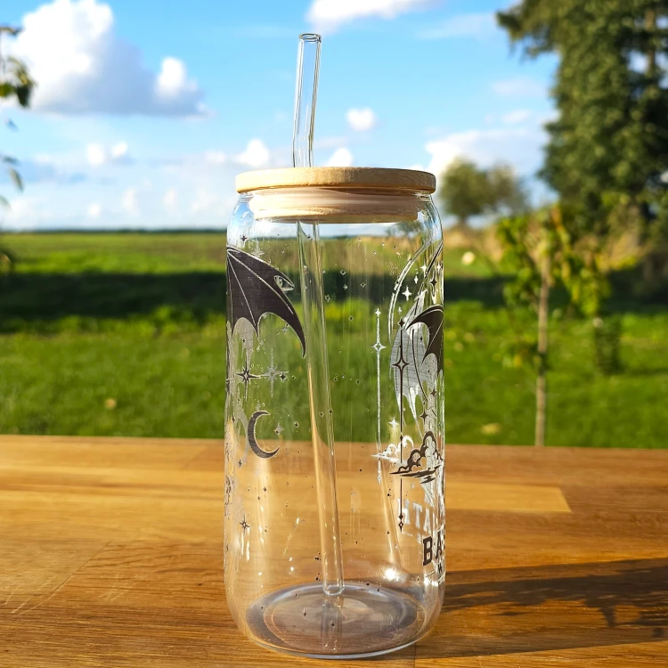 Szklany kubek 550  ml z pokrywką i słomką - Fourth wing czwarte skrzydło - pocichutku.pl