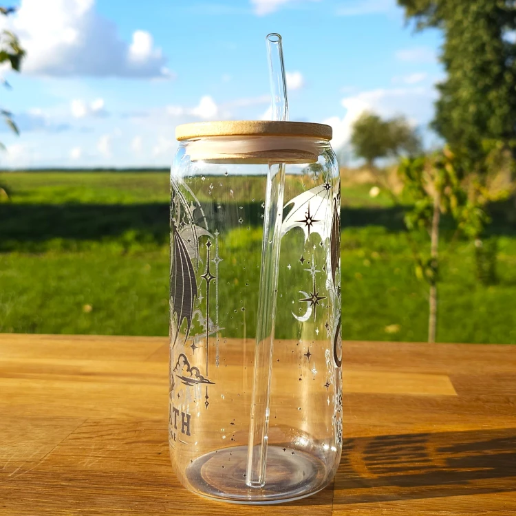 Szklany kubek 550  ml z pokrywką i słomką - Fourth wing czwarte skrzydło - pocichutku.pl