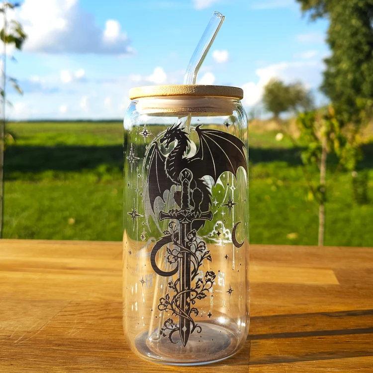 Szklany kubek 550  ml z pokrywką i słomką - Fourth wing czwarte skrzydło - pocichutku.pl
