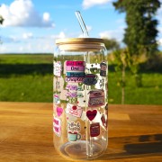 Szklany kubek 550  ml z pokrywką i słomką - in my reading era w różowej odsłonie - pocichutku.pl