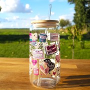 Szklany kubek 550  ml z pokrywką i słomką - in my reading era w różowej odsłonie - pocichutku.pl
