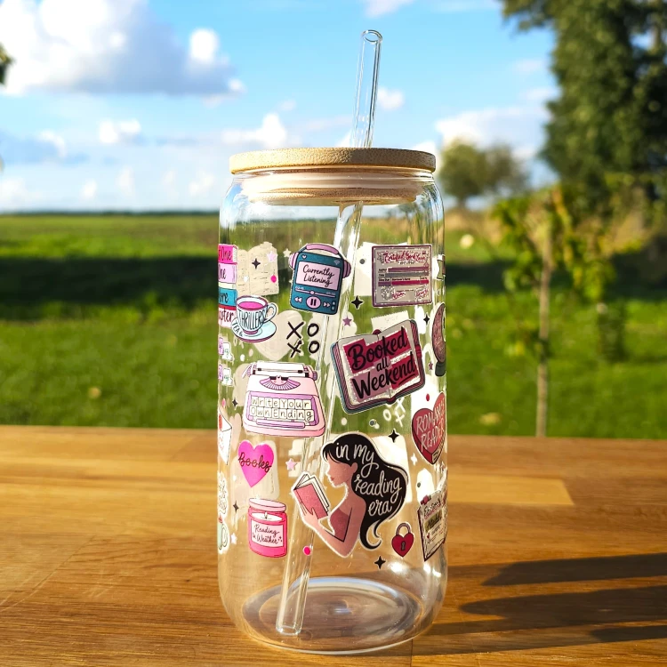 Szklany kubek 550  ml z pokrywką i słomką - in my reading era w różowej odsłonie - pocichutku.pl