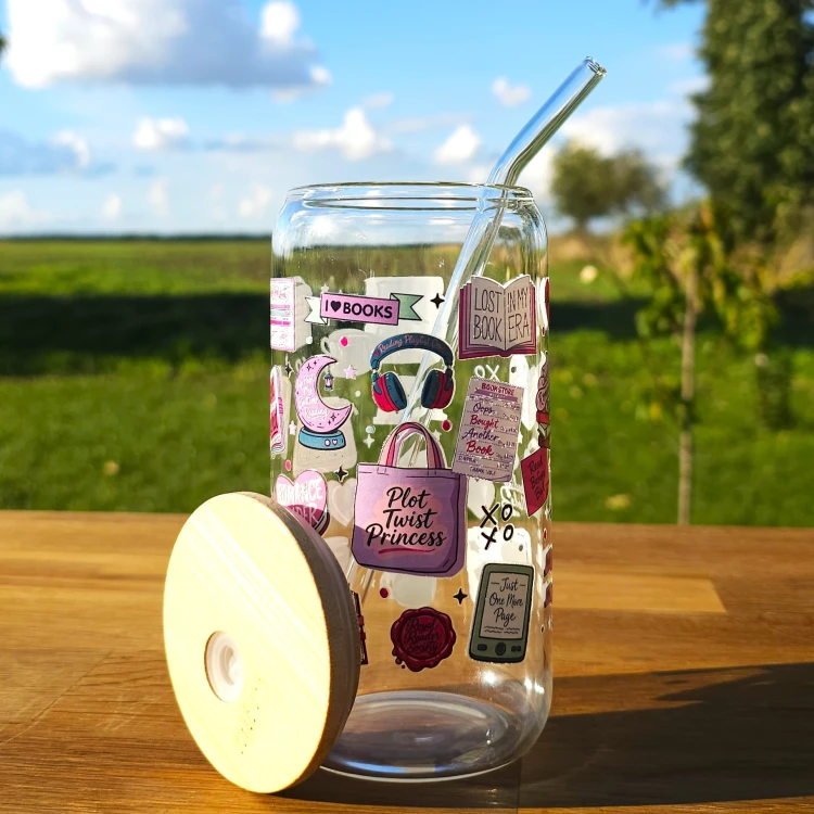 Szklany kubek 550  ml z pokrywką i słomką - in my reading era w różowej odsłonie - pocichutku.pl