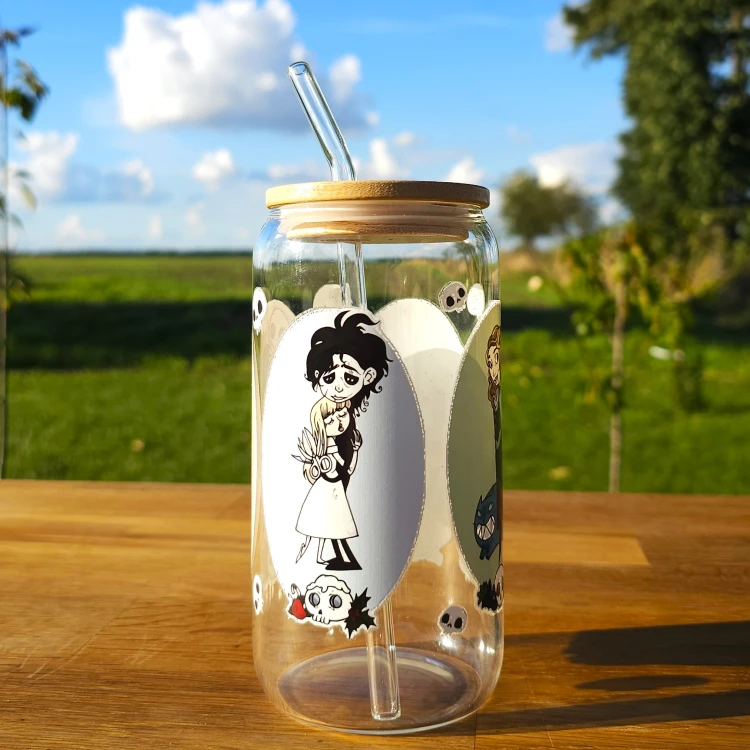 Szklany kubek 550  ml z pokrywką i słomką - inspirowany filmami Tima Burtona - pocichutku.pl
