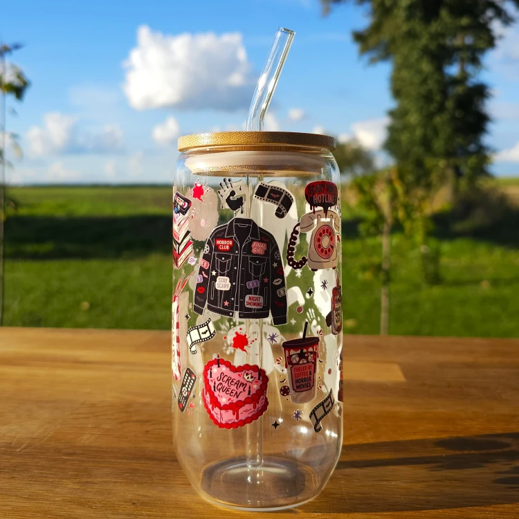 Szklany kubek 550  ml z pokrywką i słomką - fanka horrorów - pocichutku.pl