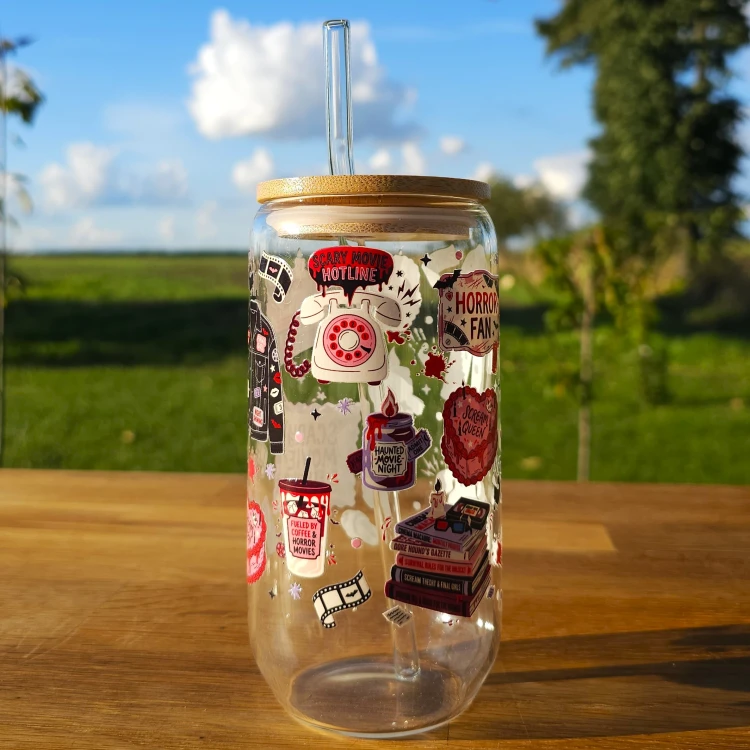 Szklany kubek 550  ml z pokrywką i słomką - fanka horrorów - pocichutku.pl