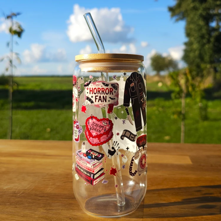 Szklany kubek 550  ml z pokrywką i słomką - fanka horrorów - pocichutku.pl