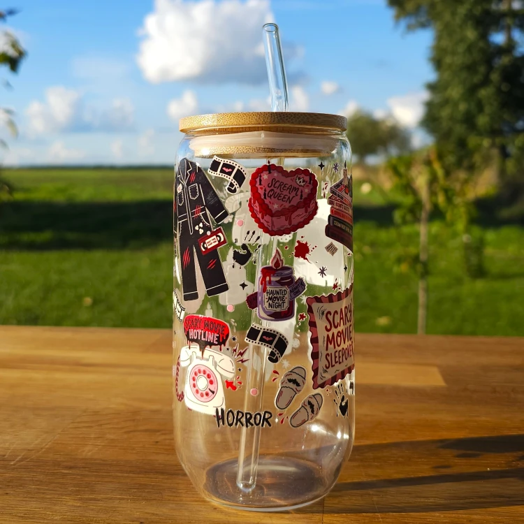 Szklany kubek 550  ml z pokrywką i słomką - fanka horrorów - pocichutku.pl