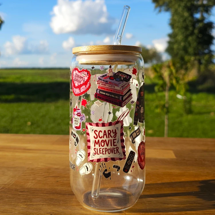 Szklany kubek 550  ml z pokrywką i słomką - fanka horrorów - pocichutku.pl