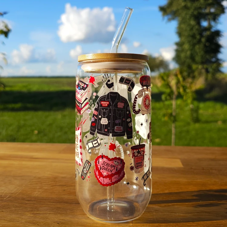 Szklany kubek 550  ml z pokrywką i słomką - fanka horrorów - pocichutku.pl