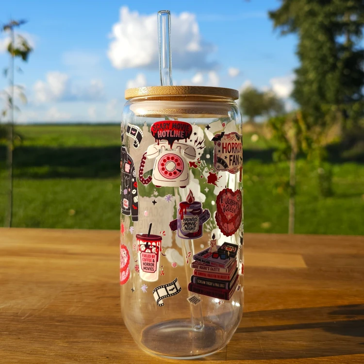 Szklany kubek 550  ml z pokrywką i słomką - fanka horrorów - pocichutku.pl