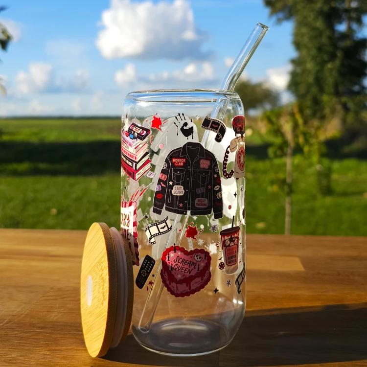 Szklany kubek 550  ml z pokrywką i słomką - fanka horrorów - pocichutku.pl