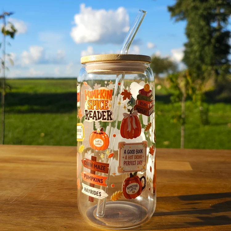 Szklany kubek 550  ml z pokrywką i słomką - połączenie jesieni z zaczytaniem - pocichutku.pl