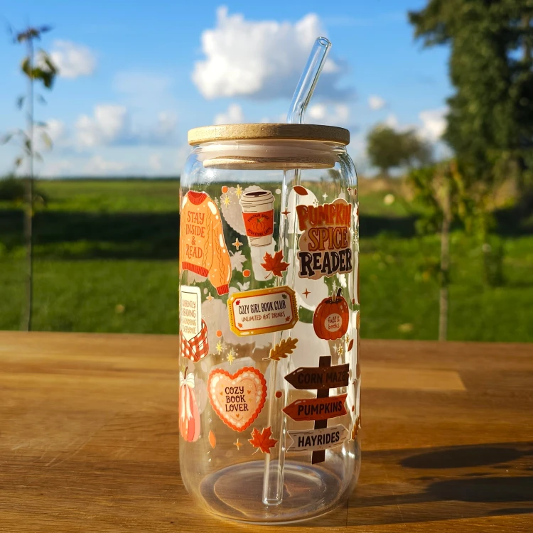 Szklany kubek 550  ml z pokrywką i słomką - połączenie jesieni z zaczytaniem - pocichutku.pl