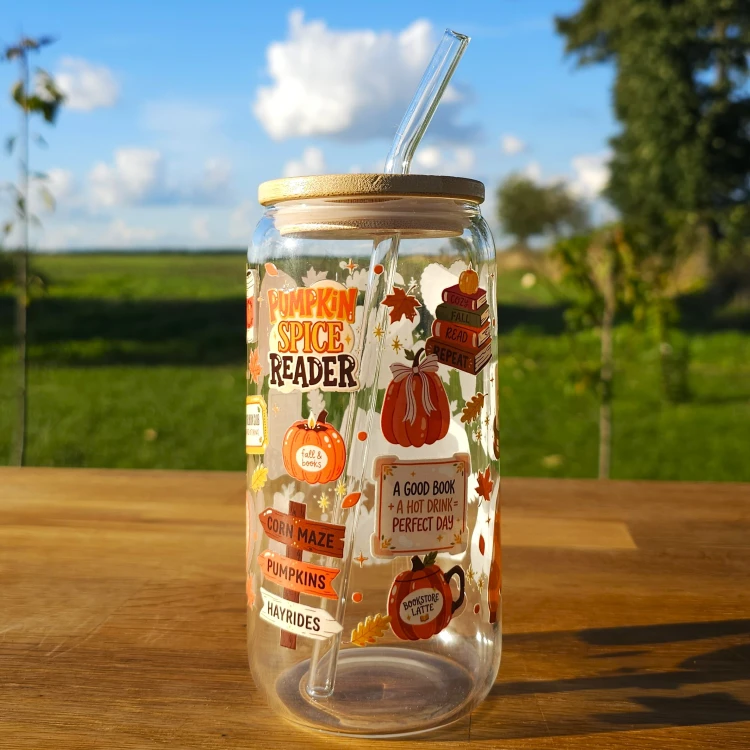 Szklany kubek 550  ml z pokrywką i słomką - połączenie jesieni z zaczytaniem - pocichutku.pl