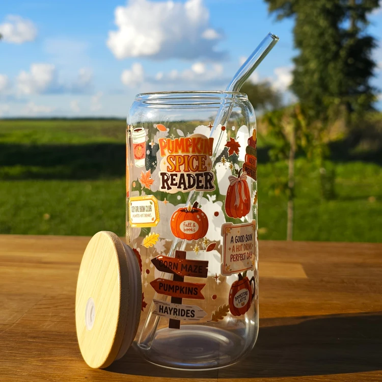 Szklany kubek 550  ml z pokrywką i słomką - połączenie jesieni z zaczytaniem - pocichutku.pl