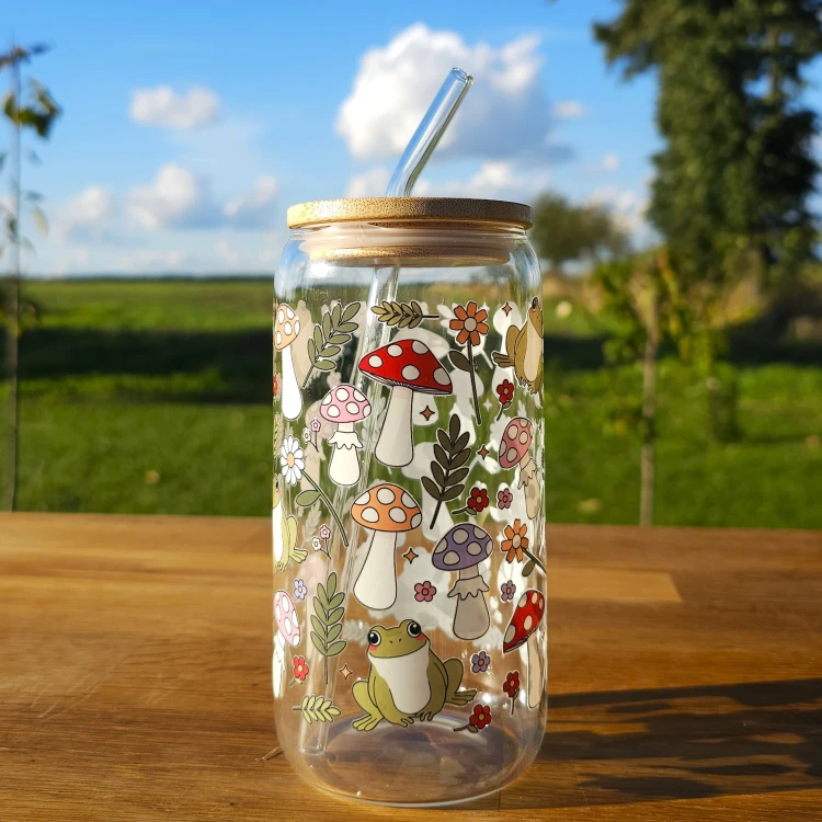 Szklany kubek 550  ml z pokrywką i słomką - kolorowe grzybobranie - pocichutku.pl