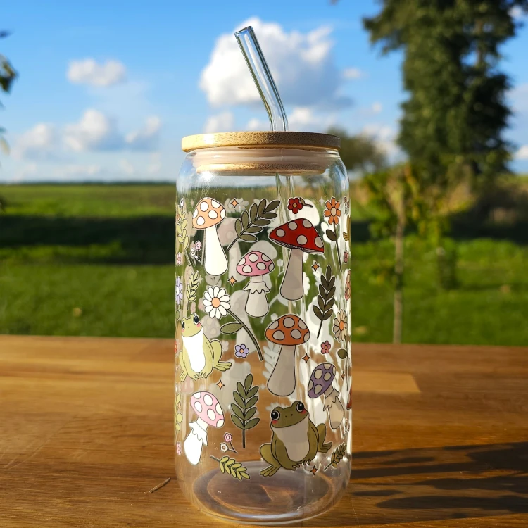 Szklany kubek 550  ml z pokrywką i słomką - kolorowe grzybobranie - pocichutku.pl