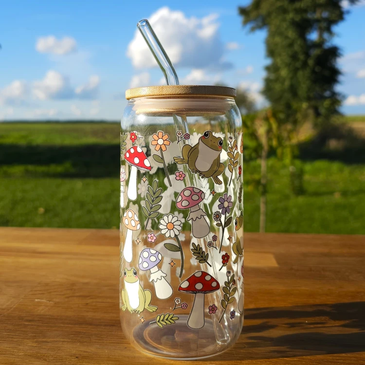 Szklany kubek 550  ml z pokrywką i słomką - kolorowe grzybobranie - pocichutku.pl