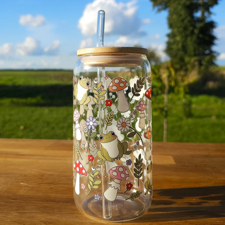 Szklany kubek 550  ml z pokrywką i słomką - kolorowe grzybobranie - pocichutku.pl