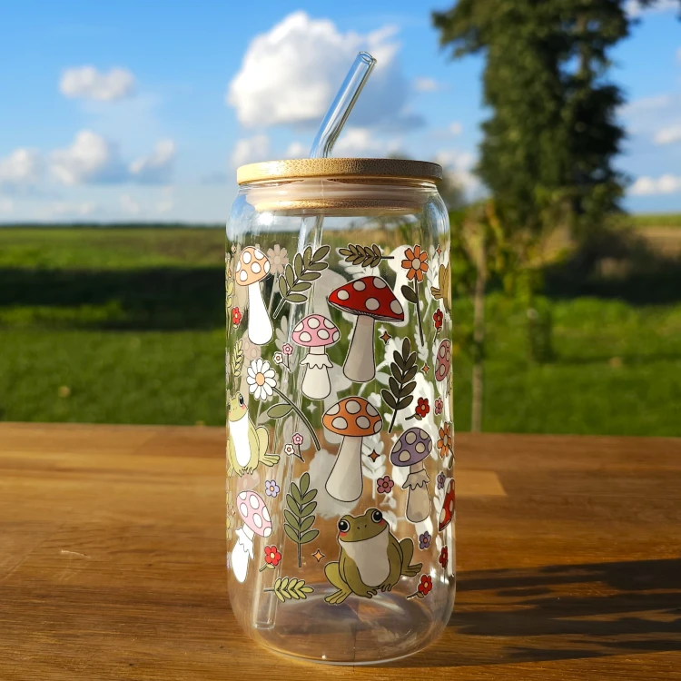 Szklany kubek 550  ml z pokrywką i słomką - kolorowe grzybobranie - pocichutku.pl