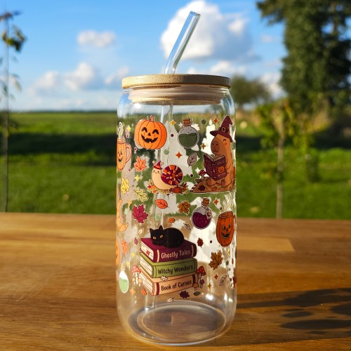 Szklany kubek 550  ml z pokrywką i słomką - magiczne kapibary z książką - pocichutku.pl