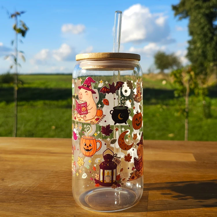 Szklany kubek 550  ml z pokrywką i słomką - magiczne kapibary z książką - pocichutku.pl