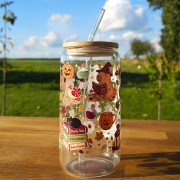 Szklany kubek 550  ml z pokrywką i słomką - magiczne kapibary z książką - pocichutku.pl
