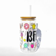 Szklanka 550 ml z bambusową pokrywką i szklaną słomką - Szklanka BFF z bambusową pokrywką i słodkimi motywami – idealna dla najlepszej przyjaciółki - pocichutku.pl