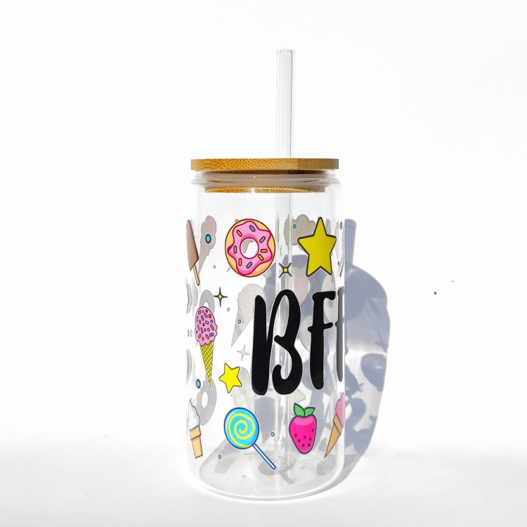 Szklanka 550 ml z bambusową pokrywką i szklaną słomką - Szklanka BFF z bambusową pokrywką i słodkimi motywami – idealna dla najlepszej przyjaciółki - pocichutku.pl
