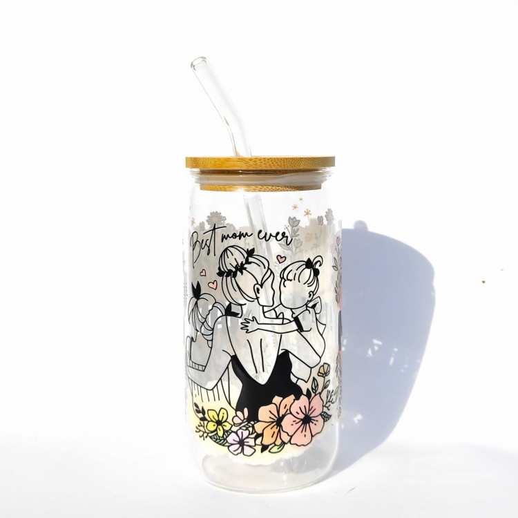 Szklany kubek 550 ml z pokrywką bambusową i słomką - mama z dwoma córeczkami na rękach (obrysy) napis mama po obu stronach postaci na pomarańczowym tle - pocichutku.pl