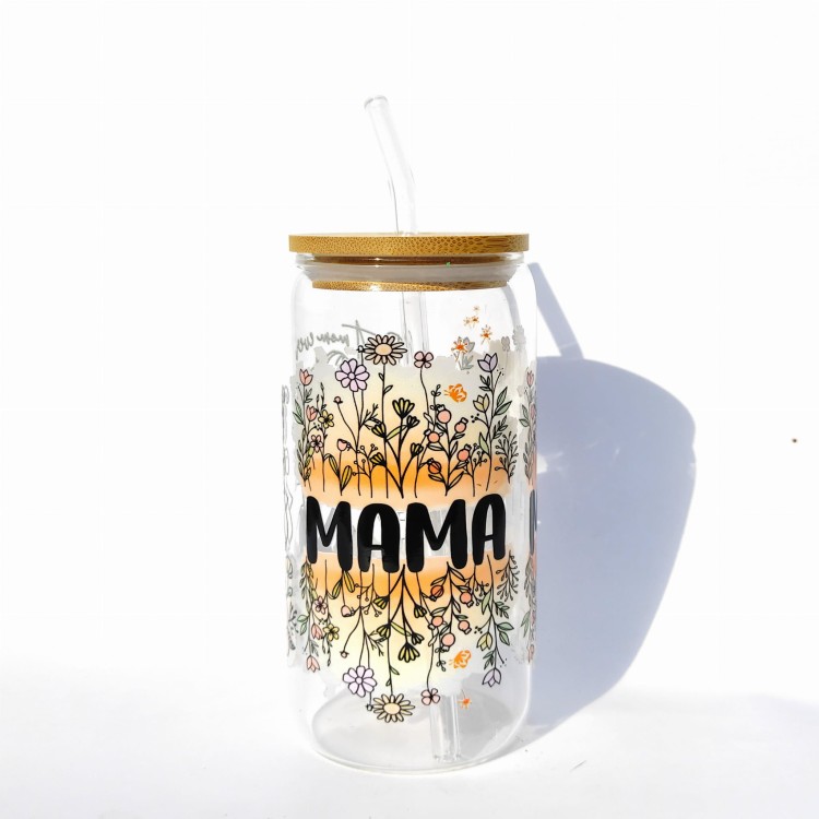 Szklany kubek 550 ml z pokrywką bambusową i słomką - mama z dwoma córeczkami na rękach (obrysy) napis mama po obu stronach postaci na pomarańczowym tle - pocichutku.pl