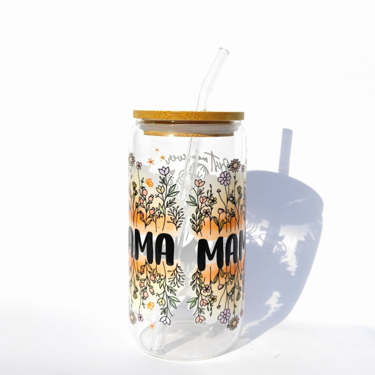 Szklany kubek 550 ml z pokrywką bambusową i słomką - mama z dwoma córeczkami na rękach (obrysy) napis mama po obu stronach postaci na pomarańczowym tle - pocichutku.pl