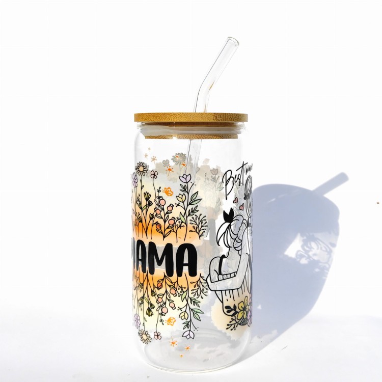 Szklany kubek 550 ml z pokrywką bambusową i słomką - mama z dwoma córeczkami na rękach (obrysy) napis mama po obu stronach postaci na pomarańczowym tle - pocichutku.pl