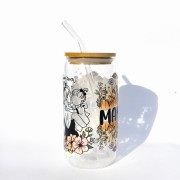 Szklany kubek 550 ml z pokrywką bambusową i słomką - mama z dwoma córeczkami na rękach (obrysy) napis mama po obu stronach postaci na pomarańczowym tle - pocichutku.pl