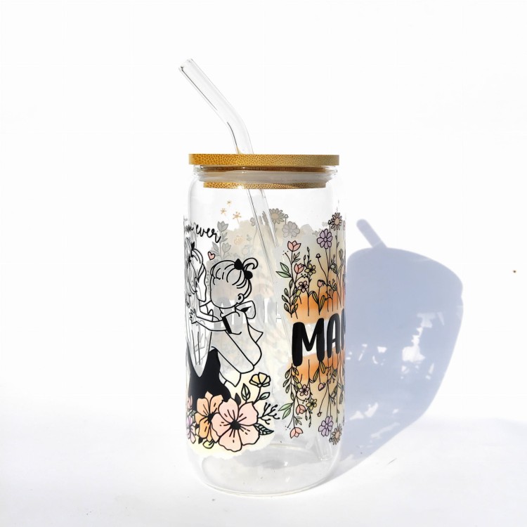Szklany kubek 550 ml z pokrywką bambusową i słomką - mama z dwoma córeczkami na rękach (obrysy) napis mama po obu stronach postaci na pomarańczowym tle - pocichutku.pl