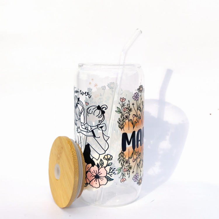 Szklany kubek 550 ml z pokrywką bambusową i słomką - mama z dwoma córeczkami na rękach (obrysy) napis mama po obu stronach postaci na pomarańczowym tle - pocichutku.pl